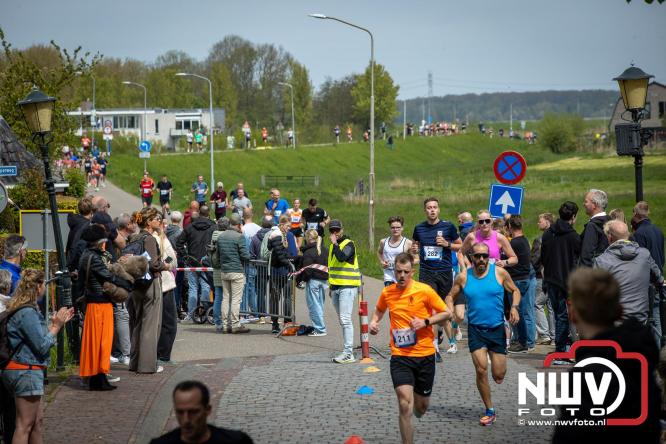 Volle terrassen, bruisende kleedjesmarkt en sportieve Wallenloop: Elburg leeft tijdens koningsdag! - &copy; NWVFoto.nl